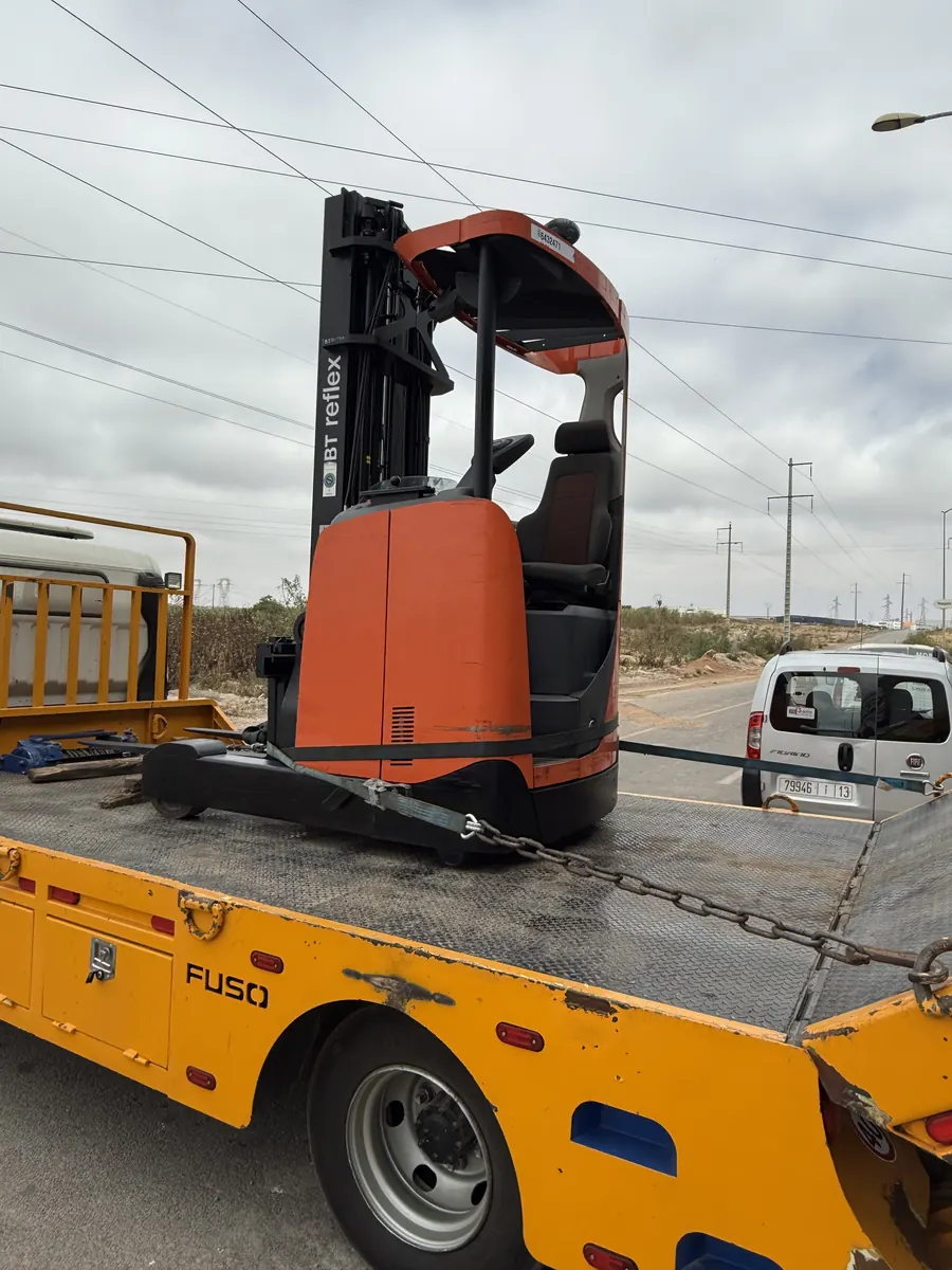 Chariot rétractable chargé sur porte-engin pour la livraison
