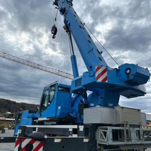 Grue Mobile 70 tonnes à louer avec conducteur : Liebherr LTM 1070 — location au Maroc