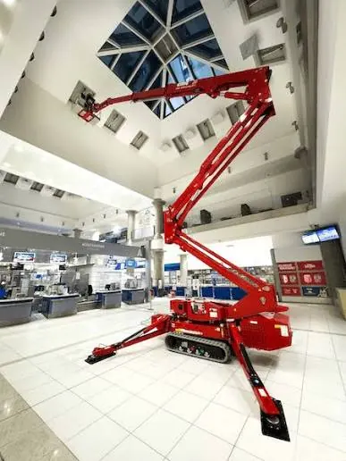 Nacelle araignée en travail dans un atrium