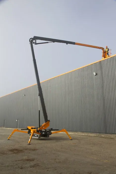 Nacelle araignée à grande hauteur le long d'un bâtiment industriel
