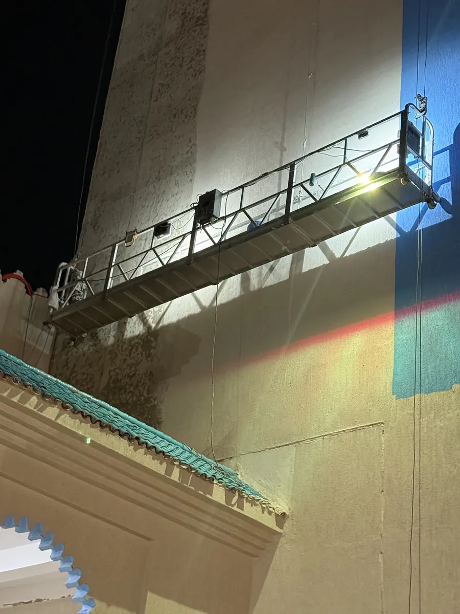 Nacelle suspendue Exlema en intervention sur une façade