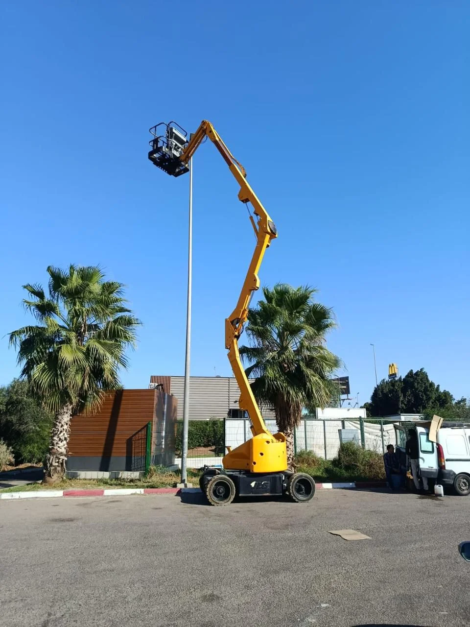 Nacelle articulée pour travaux de façade et franchissement d'obstacle